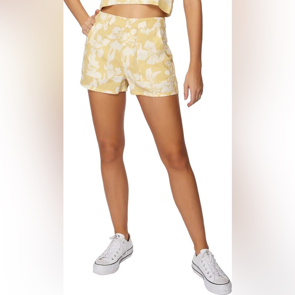 O'Neill Women's woven short with a print design and high waisted fit. Size 26